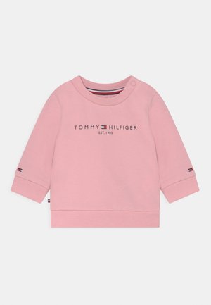 Lyserød langærmet baby-sweatshirt med teksten "Tommy Hilfiger Est. 1985" og logo, rund halsudskæring med trykknap på den ene side.