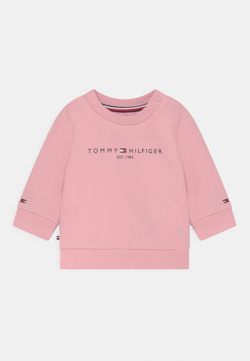 Sweatshirt bébé rose à manches longues avec inscription "Tommy Hilfiger Est. 1985" et logo, col rond avec bouton-pression sur un côté.