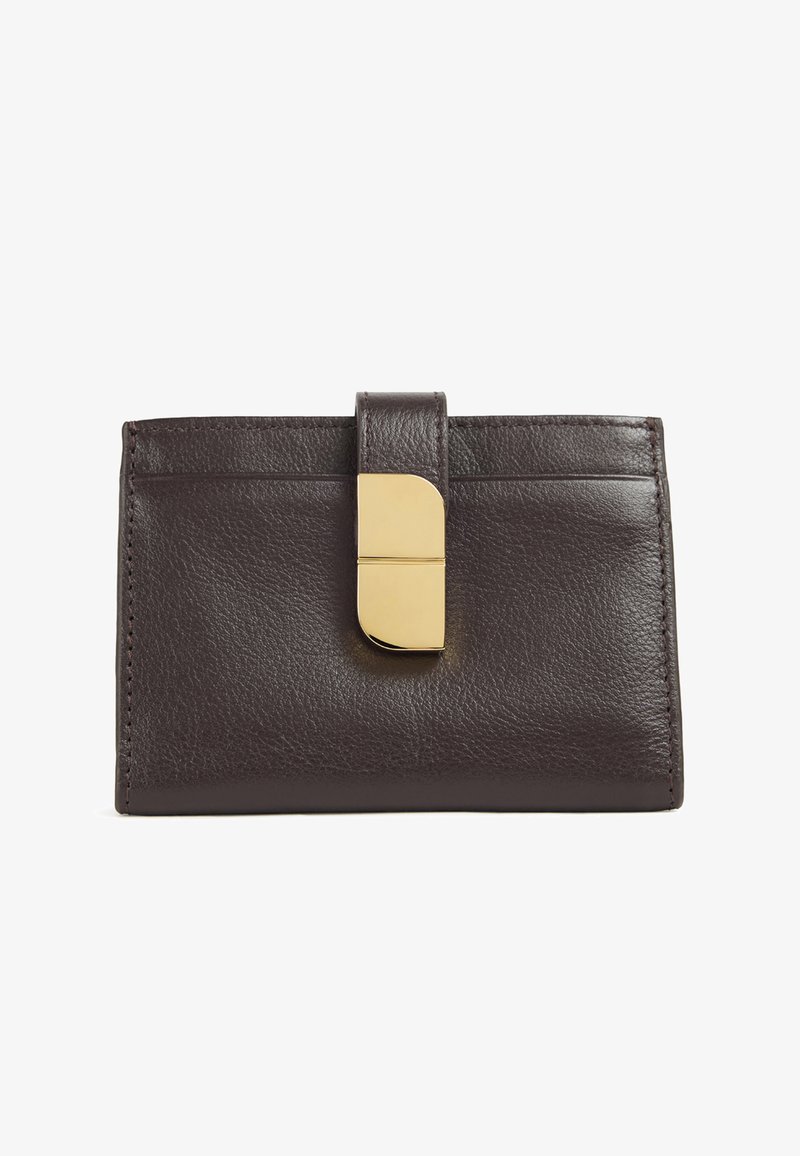 Portefeuille en cuir brun foncé à finition texturée, doté d'un fermoir en métal doré et de deux emplacements pour cartes à l'avant.