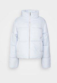 Helle blaue, kurz geschnittene Steppjacke mit hohem Kragen, Reißverschluss und gesteppter Optik. Verfügt über Fronttaschen und dezente Markenzeichen.