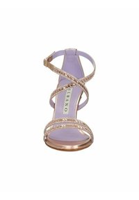 Sandalo con cinturini, con una soletta lilla, dettagli in oro rosa e decorato con cristalli trasparenti lungo i cinturini. Con fibbia regolabile alla caviglia.