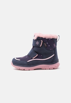 Botte d’hiver enfant bleu marine et rose avec des bandes Velcro, motifs flocons de neige et doublure en fausse fourrure rose.