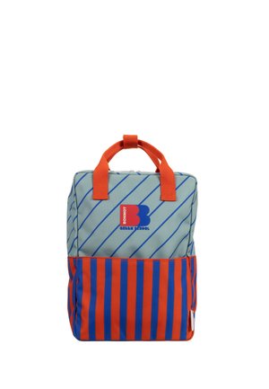 Sac à dos rectangulaire avec poignées orange, rayures verticales bleues et orange sur la moitié inférieure, moitié supérieure bleu clair avec lignes diagonales et logo de l'école.