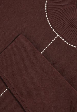 Brahns adīts džemperis ar ribotu apkakli un teksturētu dalījuma līniju ar baltu šuvumu. Gluda auduma ar pieguļošu dizainu.