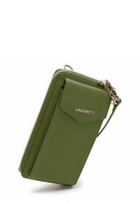 Portafoglio in pelle verde con texture, chiusura a zip e patta frontale, dotato di logo dorato impresso e cinturino staccabile per il polso.