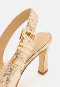 MICHAEL Michael Kors DARRINGTON SLING - Aukštakulniai - pale gold
