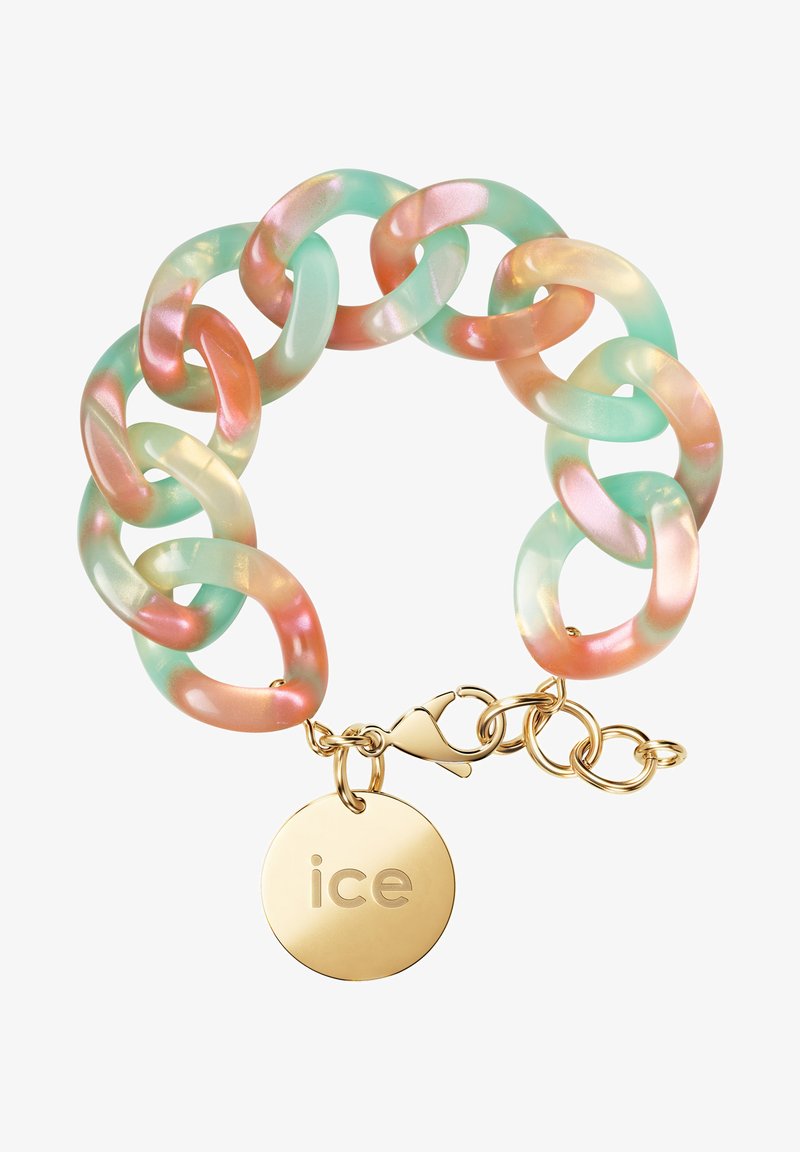 Klumpig kedja armband gjort av genomskinliga pastellrosa och gröna länkar med en guldfärgad spänne och cirkulär berlock graverad med "is."