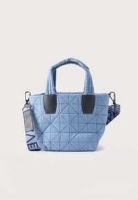 Ανοιχτό γαλάζιο καπιτονέ τσάντα χειρός με επενδεδυμένες λαβές, μαύρες δερμάτινες λεπτομέρειες και αποσπώμενο φαρδύ λουρί με μαύρα γράμματα.