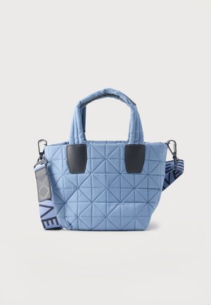 Hellblauer gesteppter Handtasche mit gepolsterten Griffen, schwarzen Lederakzenten und abnehmbarem breitem Riemen mit schwarzer Beschriftung.