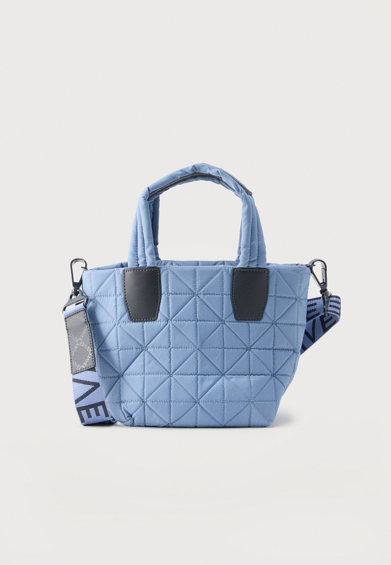 Ανοιχτό γαλάζιο καπιτονέ τσάντα χειρός με επενδεδυμένες λαβές, μαύρες δερμάτινες λεπτομέρειες και αποσπώμενο φαρδύ λουρί με μαύρα γράμματα.