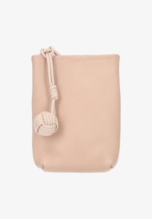 Beige struktureret læderpung med en knyttet læderrem fastgjort nær øverste venstre hjørne.