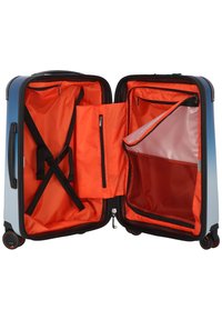 Valigia rigida in gradiente blu, con un interno arancione. Caratteristiche includono cinghie incrociate, tasche con cerniera e un compartimento in rete.