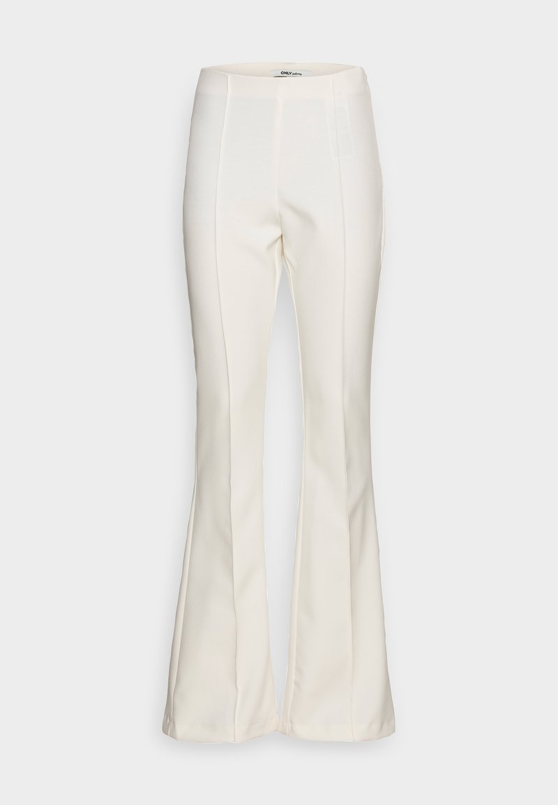 Białe spodnie dzwony wykonane z gładkiego materiału. Charakteryzują się średnim stanem i bocznymi szwami dla dopasowanego wyglądu. Brak widocznych kieszeni i wzorów.