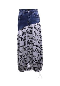 Falda maxi de mezclilla y satén con una parte superior azul oscuro y un fondo blanco que presenta patrones de texto en negro. Dobladillo ajustable con cordón.