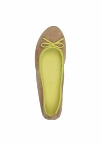 Ballet flat in soft tan suede with a rounded toe. Features a bright yellow insole and a matching bow detail at the front.