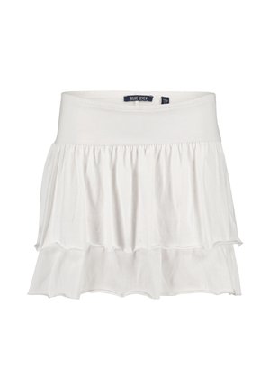 Minigonna bianca a balze realizzata in tessuto morbido. Presenta una cintura elastica e due strati arricciati con una texture liscia. Etichetta del marchio visibile.