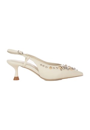 Decolleté slingback color crema con punta affusolata e piccolo tacco kitten, decorata con borchie dorate e argentate e punte sulla parte superiore.
