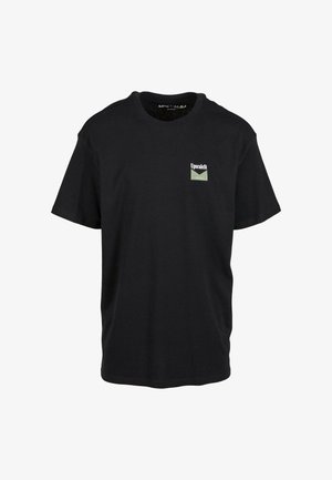 Must valida T-särk lühikestega varrukatega, ümar kaelus ja väike roheline ja valge logopatch vasakul ees. Lihtne ja kaunistamata disain.