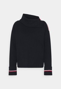 Černý žebrovaný svetr s asymetrickým límcem a širokými manžetami, na okrajích s pruhy v červené, bílé a modré barvě. Měkká textura.