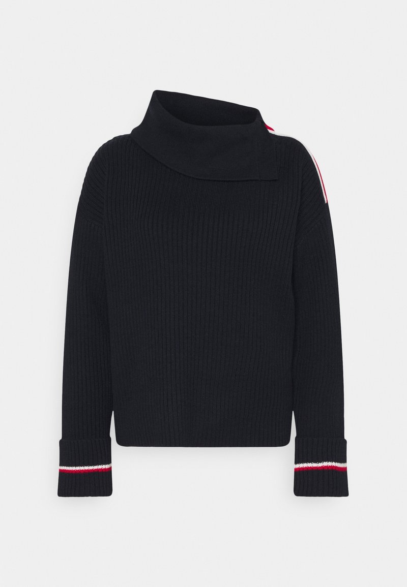 Černý žebrovaný svetr s asymetrickým límcem a širokými manžetami, na okrajích s pruhy v červené, bílé a modré barvě. Měkká textura.