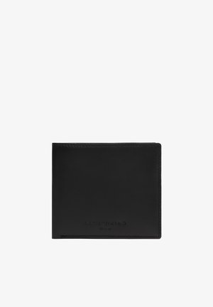 Czarny skórzany portfel składany na dwie części z subtelnie wytłoczonym logo na przedniej stronie, pokazany zamknięty na białym tle.