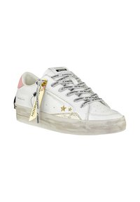 Zapatilla de cuero blanca con acentos dorados y lengüeta trasera rosa. Presenta un logo en relieve en la lengüeta y cordones con patrón. Suela de goma sucia.