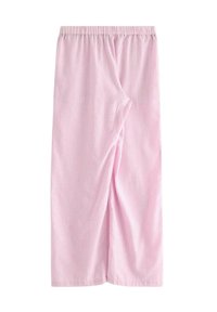 Pantaloni pigiama rosa con righe verticali bianche, vita elastica, vestibilità comoda e tessuto morbido. Adatti per abbigliamento da casa o da notte.