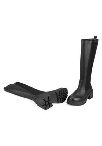 Zwart laarzen tot de knie met een textuurleer bovenkant en een rubberen platformzool met een stevige profiel voor grip. Inclusief een lus aan de bovenkant.