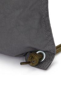 Grijze stoffen zak met een textuur, afgeronde hoeken, een oogje met een ring en een gevlochten koord met een schuifknop.