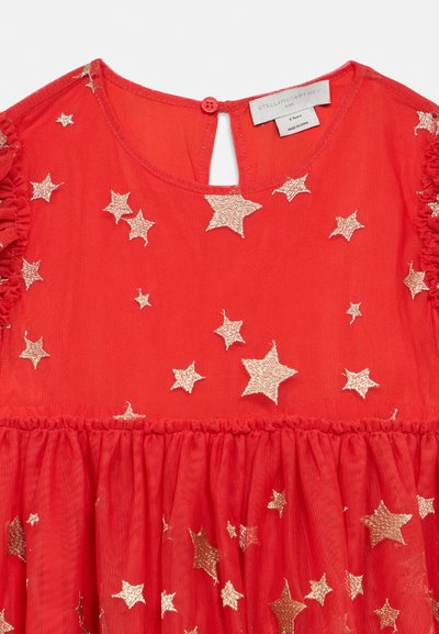 Κόκκινο φόρεμα με κεντήματα από χρυσά αστέρια, πλάτη με άνοιγμα σε σχήμα κλειδαρότρυπας και μανίκια με βολάν. Κατασκευασμένο από ελαφρύ ύφασμα με σούρες στη μέση.