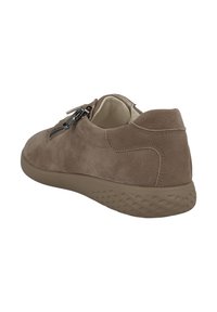Sneaker en suédé marron à profil bas, doté d'une fermeture éclair latérale, d'une semelle en caoutchouc texturée et d'une doublure intérieure lisse pour le confort.