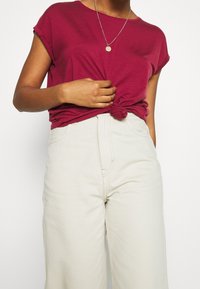 Vero Moda Camiseta básica - mottled red