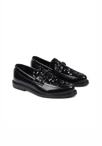 Czarne mokasyny o błyszczącej powierzchni i cekinowym wykończeniu. Posiadają ozdobny pasek z klamrą oraz fakturowane detale z cekinów.
