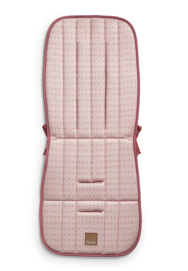 Vadderad sitsdyna i mjuk rosa med blommönster, kantad i mörkare rosa, med integrerade remmar och en logotyp-patch.