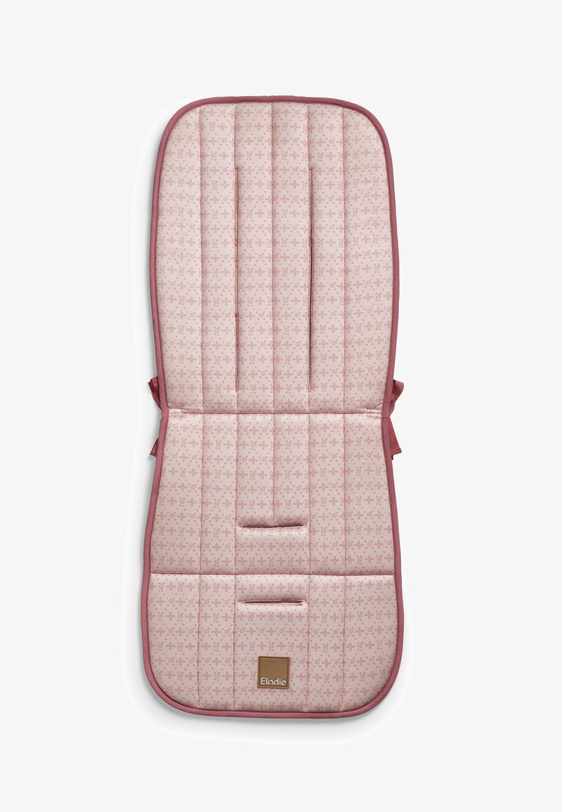 Cuscino imbottito in morbido rosa con un motivo floreale, bordato di un rosa più scuro, dotato di cinghie integrate e una patch con logo.