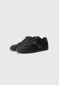 Sneaker nere con una combinazione di pelle liscia e texture scamosciata, dettagli testurizzati, lacci rotondi e suola in gomma con un design a profilo basso.