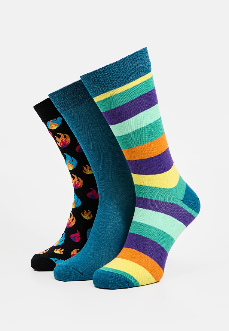 Drei Paar Socken: schwarz mit bunten Flammen, einfarbig in Türkis und gestreift in Türkis, Lila und Orange. Baumwollmischung, Knöchellang.