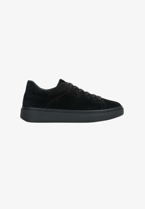 Schwarzer Wildleder-Low-Top-Sneaker mit schwarzen Schnürsenkeln und dicker Gummisohle, von der Seite auf weißem Hintergrund gezeigt.