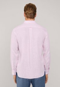 Lichtroze langemouwen shirt met dunne witte strepen, een button-down kraag, afgeronde zoom en met knopen bezette manchetten, gemaakt van een zachte, gestructureerde stof.