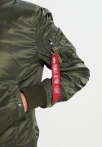 Alpha Industries Bombera - darkgeen