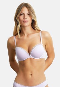 Licht lavendel bh met kant, gevormde cups, verstelbare straps en een zachte stof, ontworpen voor comfort en ondersteuning.