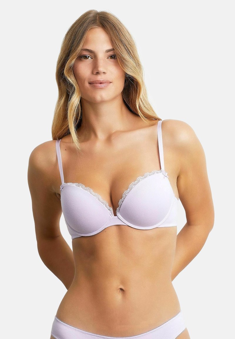 Licht lavendel bh met kant, gevormde cups, verstelbare straps en een zachte stof, ontworpen voor comfort en ondersteuning.