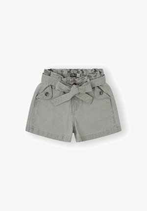 Pantalones cortos de tela gris con una cinturilla ancha y un lazo ajustable, que presentan dos bolsillos frontales con detalles de botón y una textura suave.