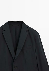 Blazer nero con revers a punta, chiusura a un bottone e taschino sul petto. Realizzato in tessuto leggero e morbido.