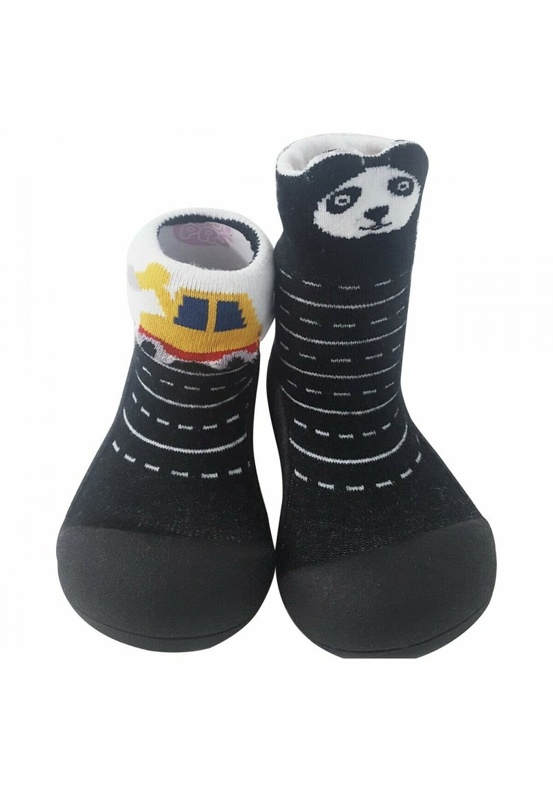 Calcetines negros con un acabado texturizado. Uno presenta un diseño de panda; el otro muestra un barco amarillo y azul. Ambos tienen suelas de goma.
