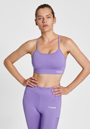 Paarse sport-bh met dunne bandjes, met een ronde halslijn en logo-detail. Complementaire paarse high-waisted leggings met naadaccenten.