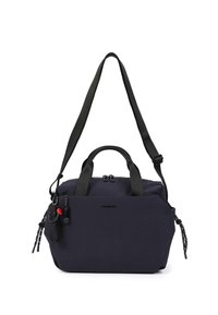 Sac à main noir avec doubles poignées et bandoulière réglable, poche avant zippée et porte-clés décoratif avec des accents rouges et noirs.