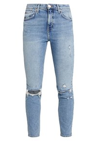 Jeans de mezclilla azul claro con un ajuste ceñido, con detalles rasgados a la altura de la rodilla y un dobladillo deshilachado. Textura desgastada en todo el conjunto.