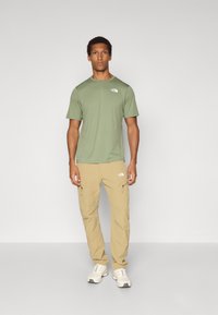 The North Face TEE - Camiseta deportiva - bark mist