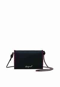Schwarze Leder-Crossbody-Tasche mit pinken Nähten, rechteckige Form, Logo auf der Vorderseite, verstellbarer Riemen, glatte Textur.